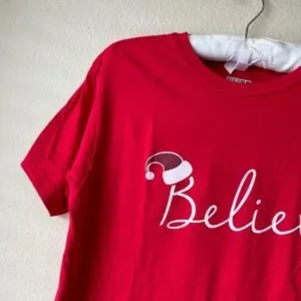 Believe T-shirt  Red  Santa Hat on the B Christmas Holiday  Winter Size Medium - Picture 2 of 13